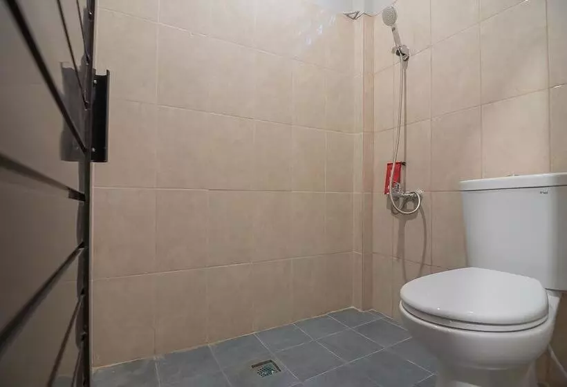 ペンション Reddoorz @ Kiaracondong