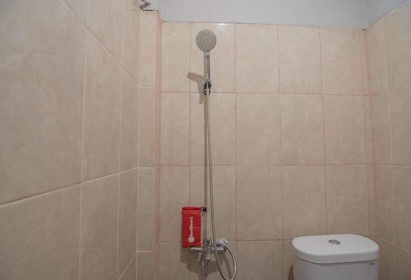 פנסיון Reddoorz @ Kiaracondong