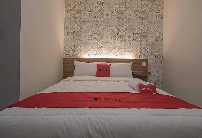 פנסיון Reddoorz @ Kiaracondong