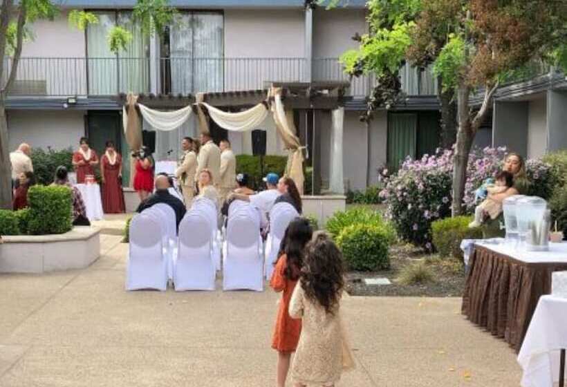 בית מלון כפרי Holiday Inn Dublin Pleasanton, An Ihg