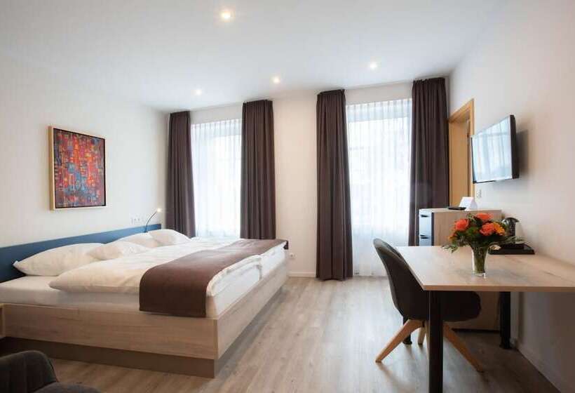 Caesaro Hotel & Pizzeria   20 Jahre Familienunternehmen