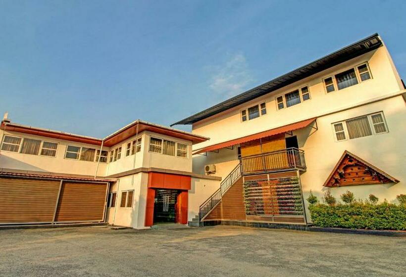 בית מלון כפרי Treebo Prince