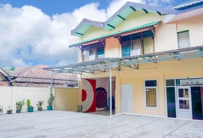 ホテル Wisma Alamanda Redpartner