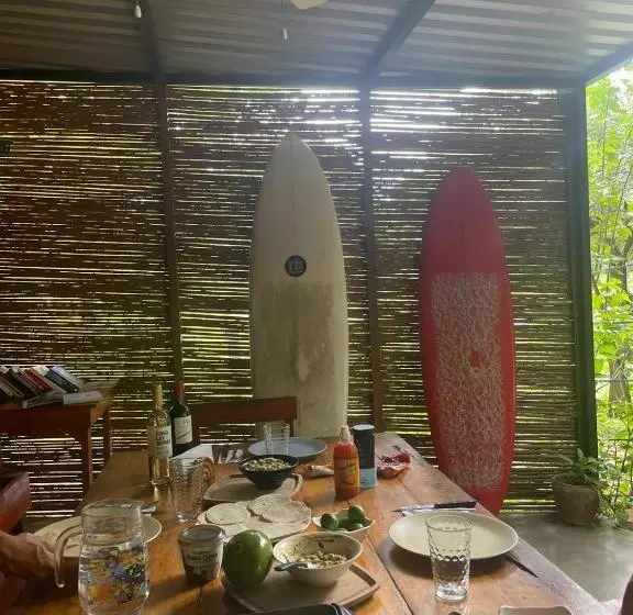 تختخواب و صبحانه Mola Mola Surf Popoyo