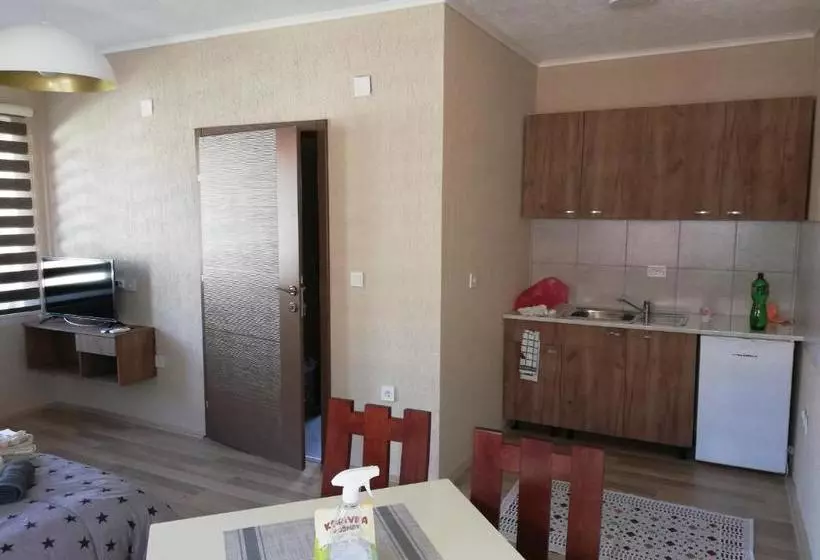 هتل Dionis Rooms & Apartments