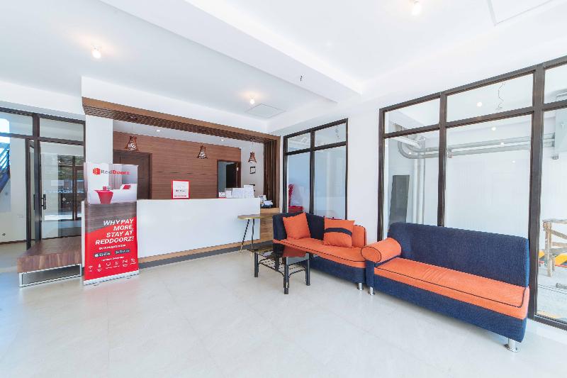 Отель Reddoorz Near Center Point Plaza Matina Davao