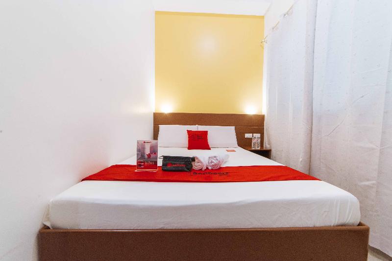 Отель Reddoorz Near Center Point Plaza Matina Davao
