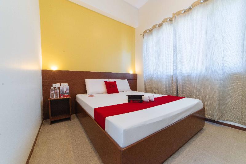 Отель Reddoorz Near Center Point Plaza Matina Davao