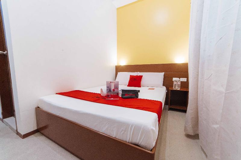 Отель Reddoorz Near Center Point Plaza Matina Davao