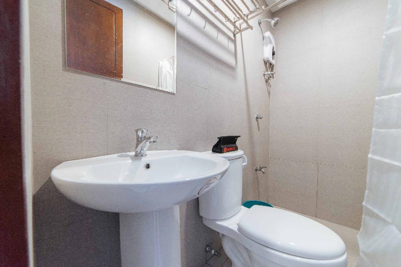 Отель Reddoorz Near Center Point Plaza Matina Davao