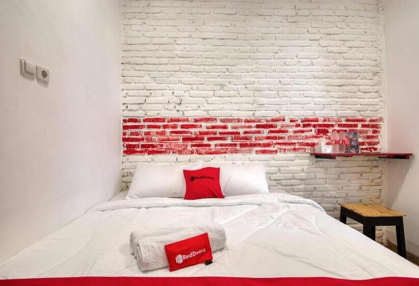 بنسيون Reddoorz Syariah @ Jl. Cengger Ayam Dalam