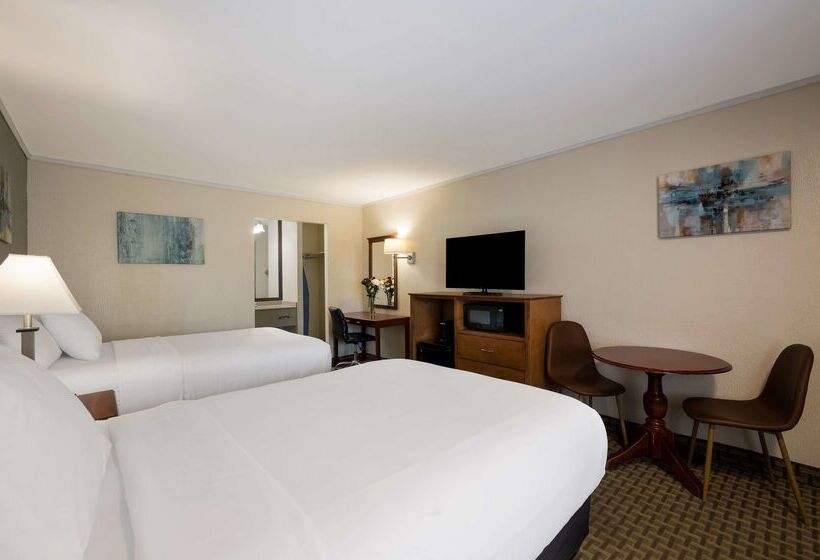 Отель SureStay Plus by Best Western Woodbury Inn