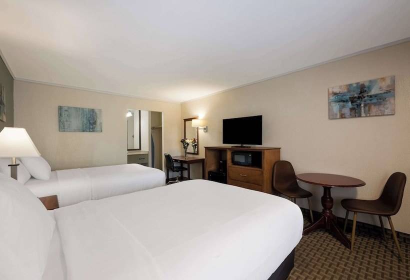 Отель SureStay Plus by Best Western Woodbury Inn