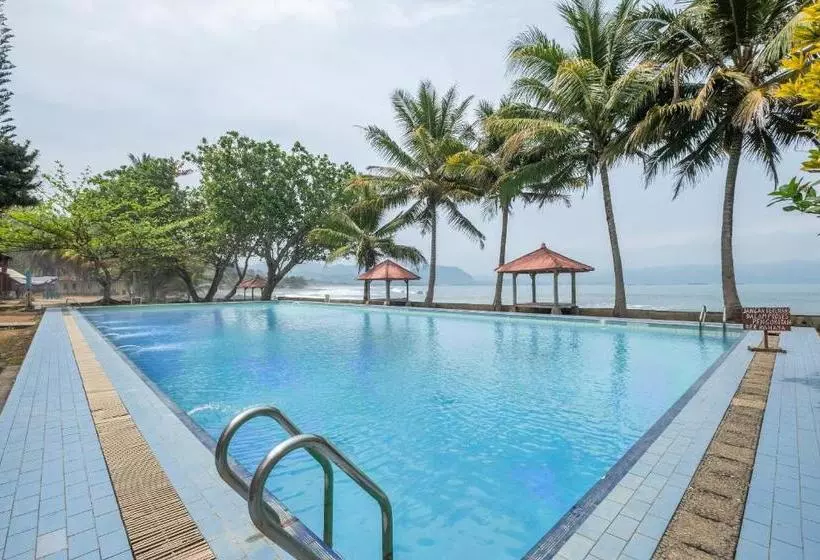 Hotelli Oyo 951 Cempaka Ratu Beach Resort