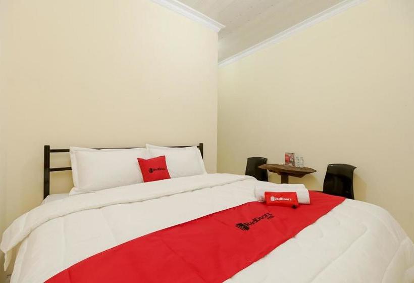 ホテル Reddoorz At Permata Ivana Berastagi