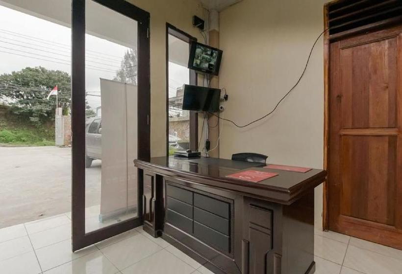 ホテル Reddoorz At Permata Ivana Berastagi