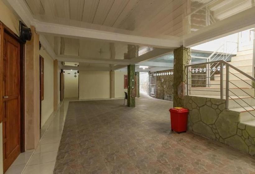 ホテル Reddoorz At Permata Ivana Berastagi