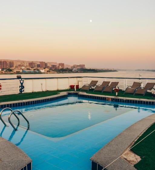 هتل Queen Isis Floating