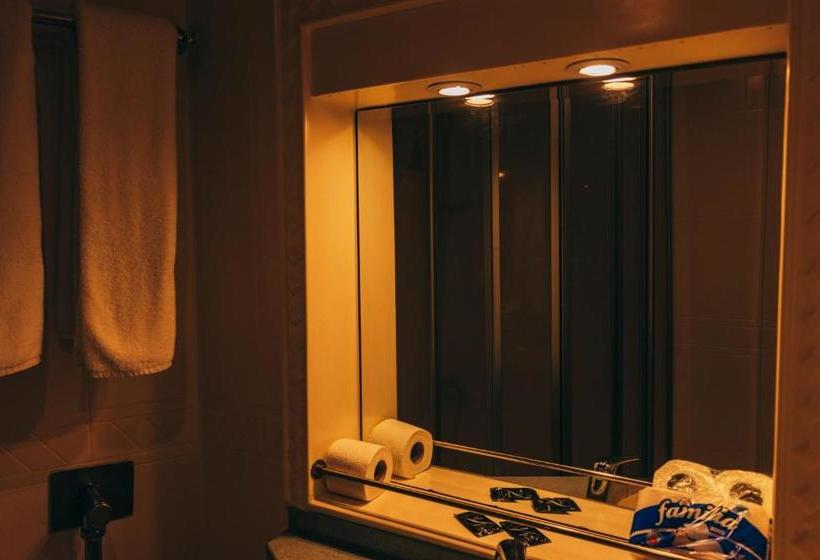 هتل Queen Isis Floating