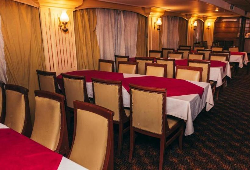 هتل Queen Isis Floating