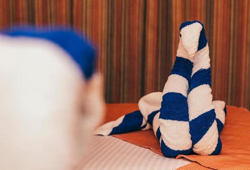 هتل Queen Isis Floating