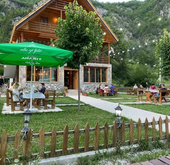 פנסיון Alpinehouse Theth