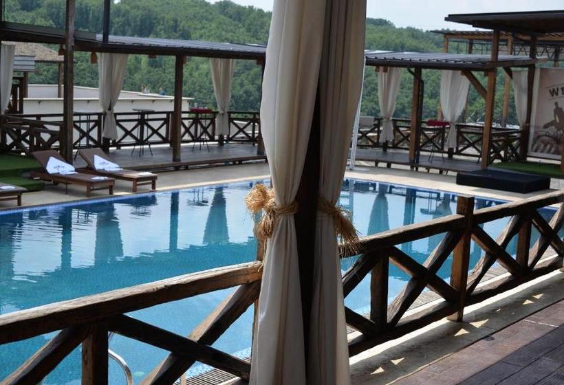 تختخواب و صبحانه Woodland Resort