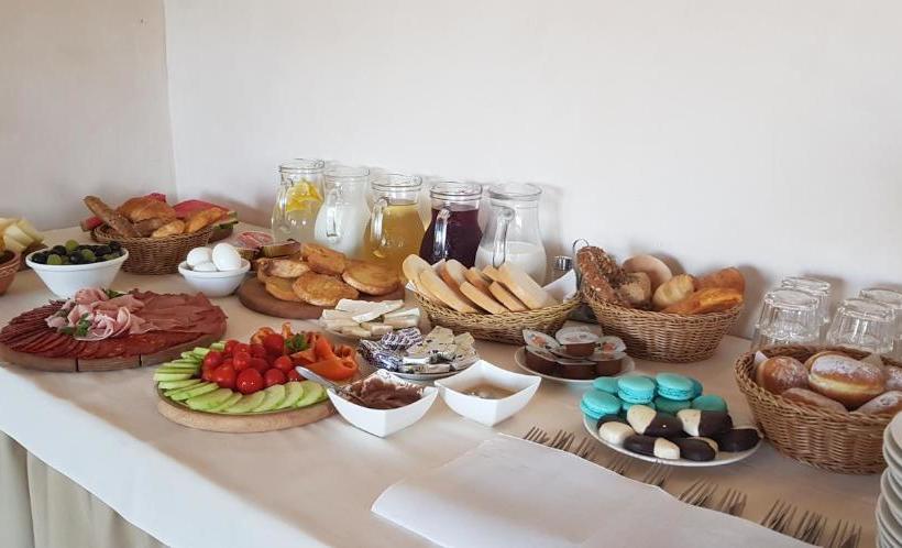 تختخواب و صبحانه Woodland Resort