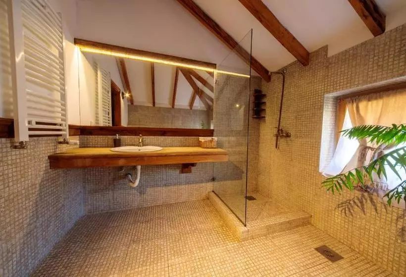 تختخواب و صبحانه Woodland Resort