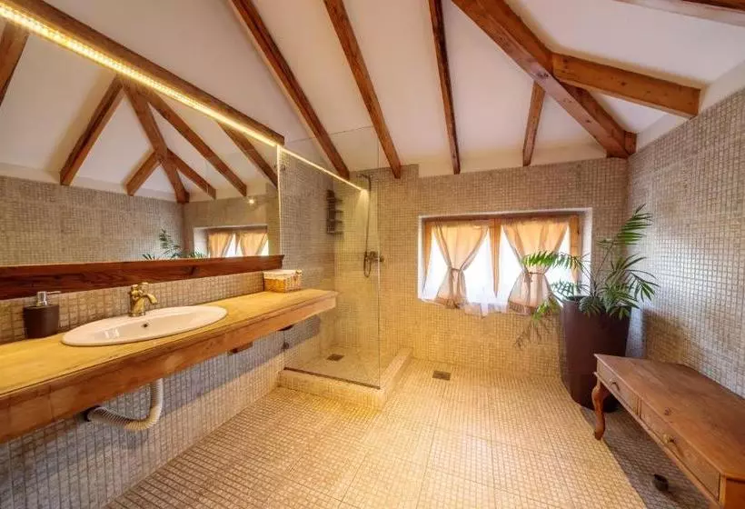 تختخواب و صبحانه Woodland Resort