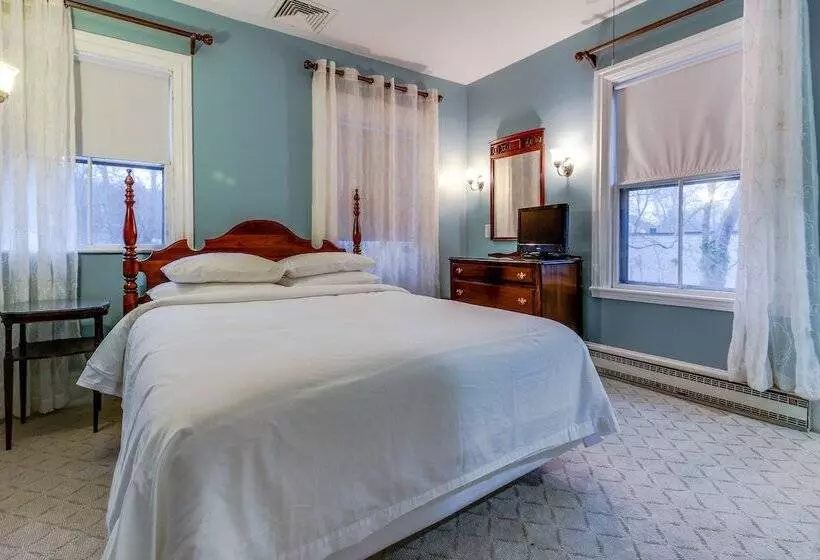 هتل Captain Lawrence Inn