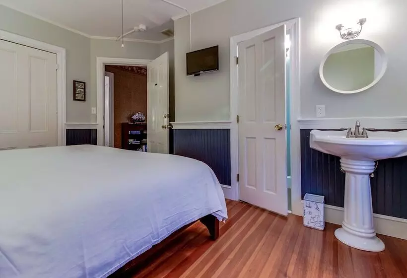 هتل Captain Lawrence Inn