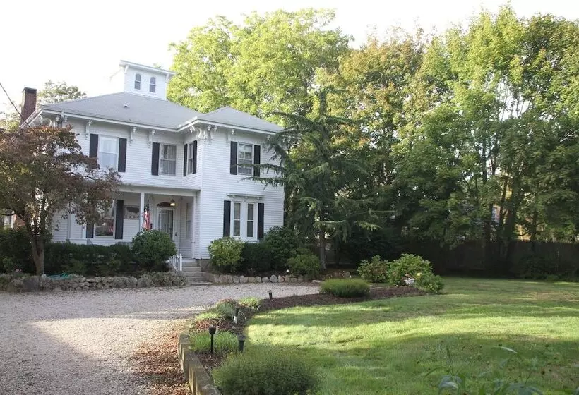 هتل Captain Lawrence Inn