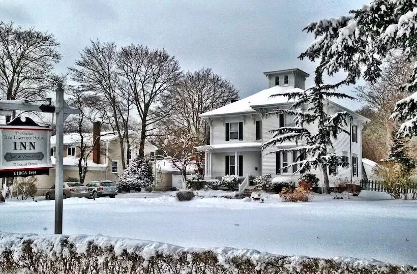 هتل Captain Lawrence Inn