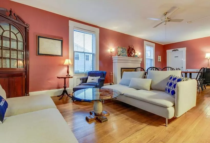 هتل Captain Lawrence Inn