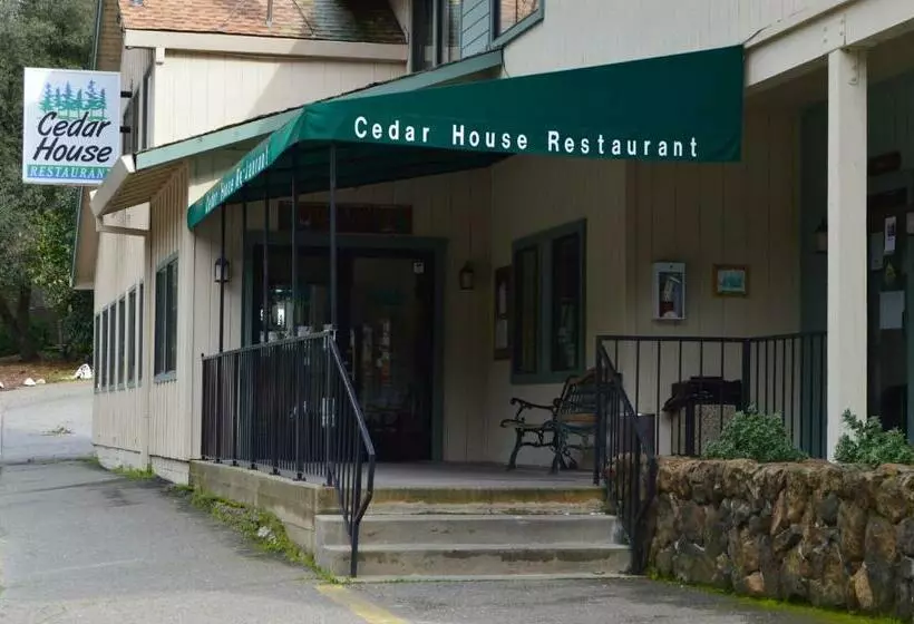 Отель Cedar Lodge