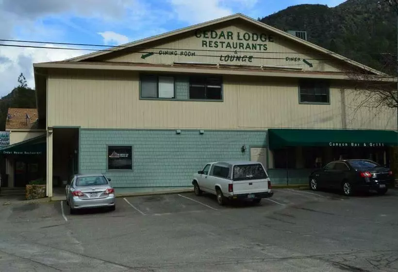 Отель Cedar Lodge