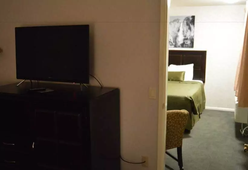 Отель Cedar Lodge