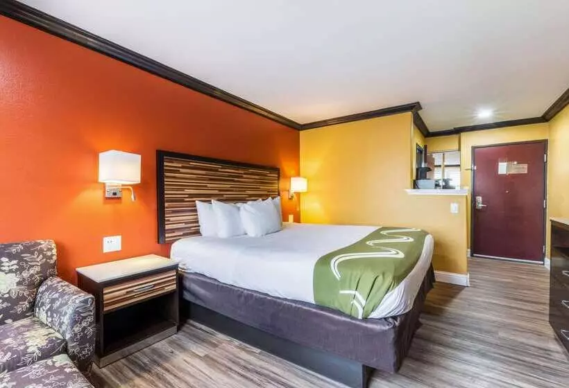 Hotelli Quality Inn & Suites