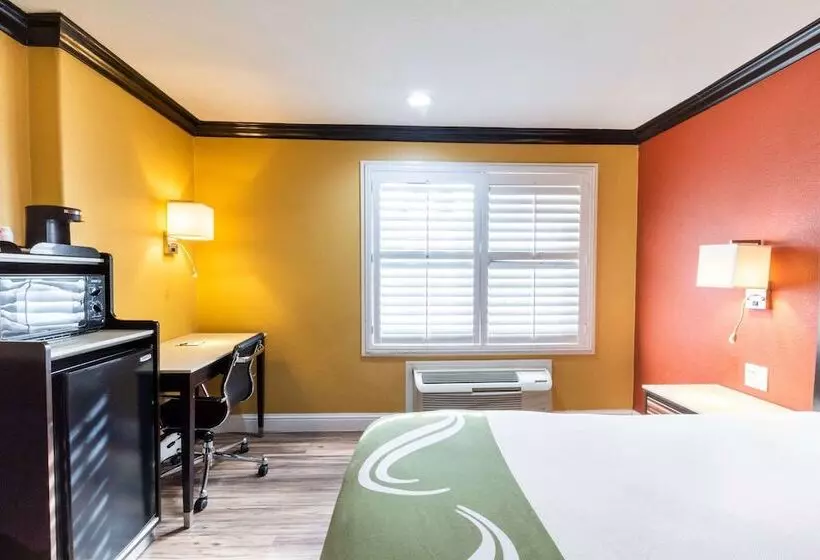 Hotelli Quality Inn & Suites