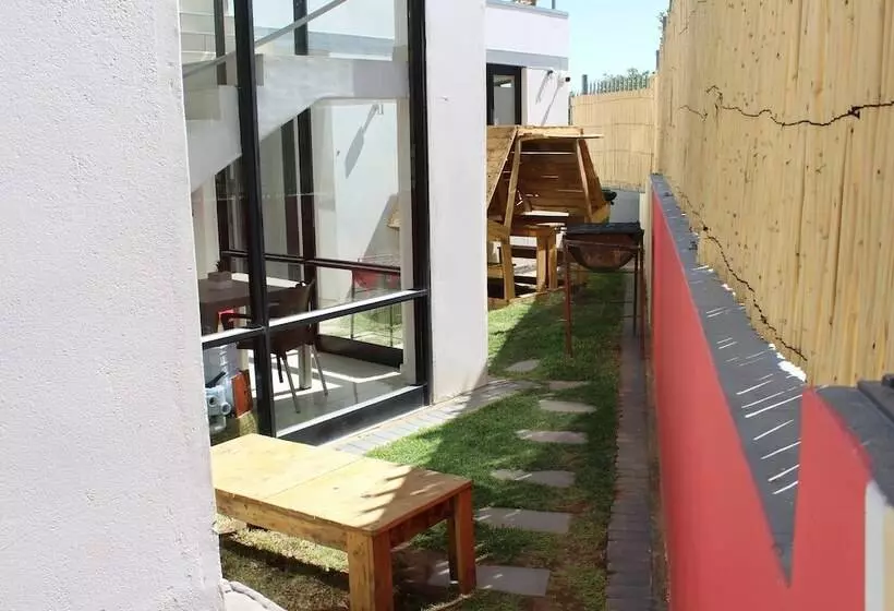 تختخواب و صبحانه Tate Village