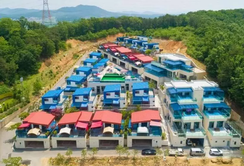 Lomakeskus Paju Obladi Pool Villa