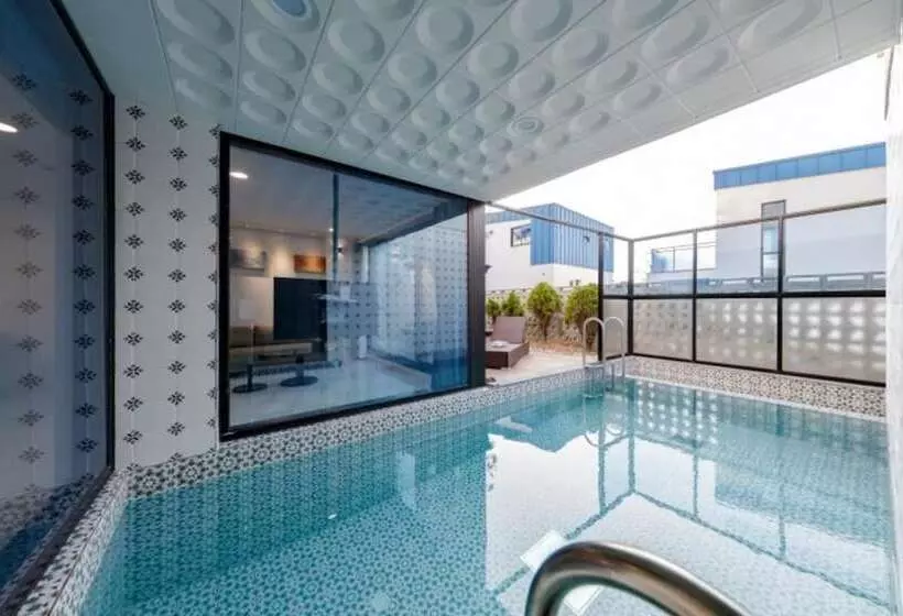 Lomakeskus Paju Obladi Pool Villa