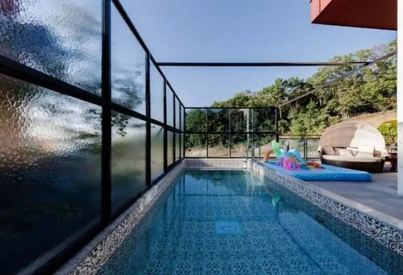 Lomakeskus Paju Obladi Pool Villa