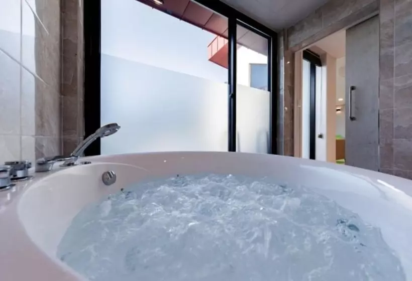 Lomakeskus Paju Obladi Pool Villa