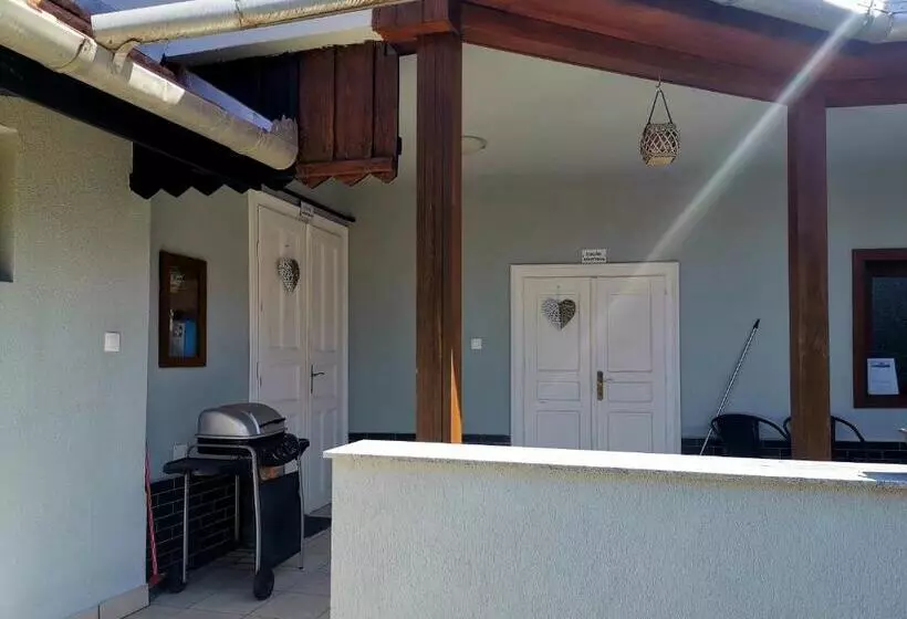 ペンション Idill Apartmanház B&b
