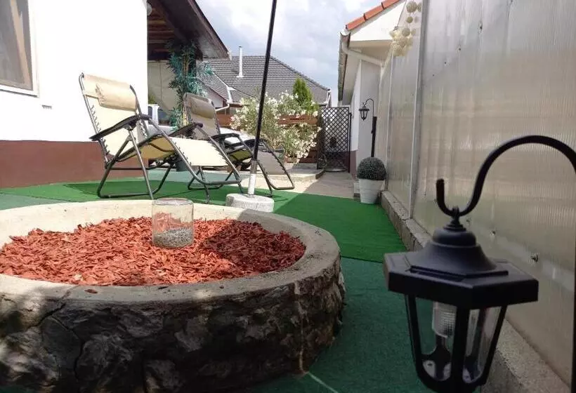 ペンション Idill Apartmanház B&b