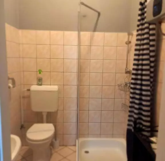 ペンション Idill Apartmanház B&b