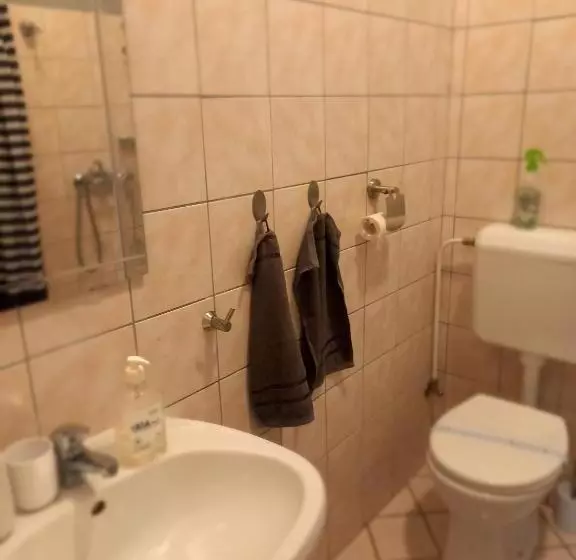 ペンション Idill Apartmanház B&b