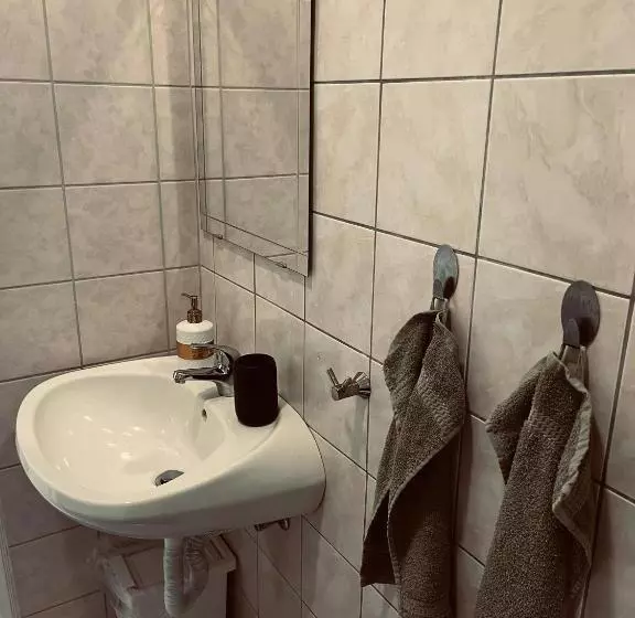 ペンション Idill Apartmanház B&b
